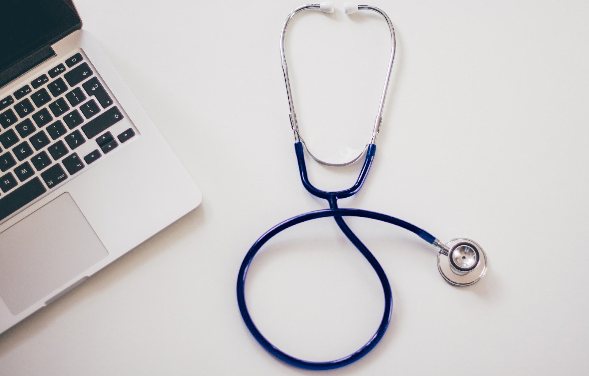 stethoscope-gd3e13c24e_1920 Stethoskop blau